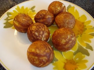 http://spectacularlydelicious.com/wp-content/uploads/2009/10/aebleskiver-pan-006.JPG